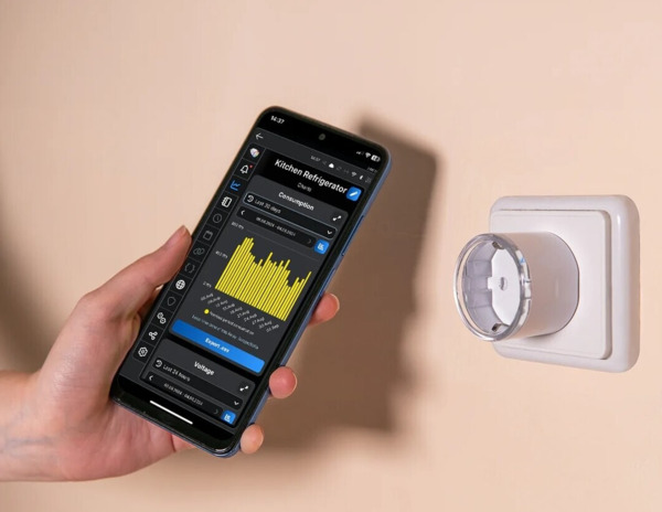 Shelly Plug PM Gen3 &ndash; 16 A, vit, WiFi-ansluten energim&auml;tare som ansluts till ett vanligt eluttag