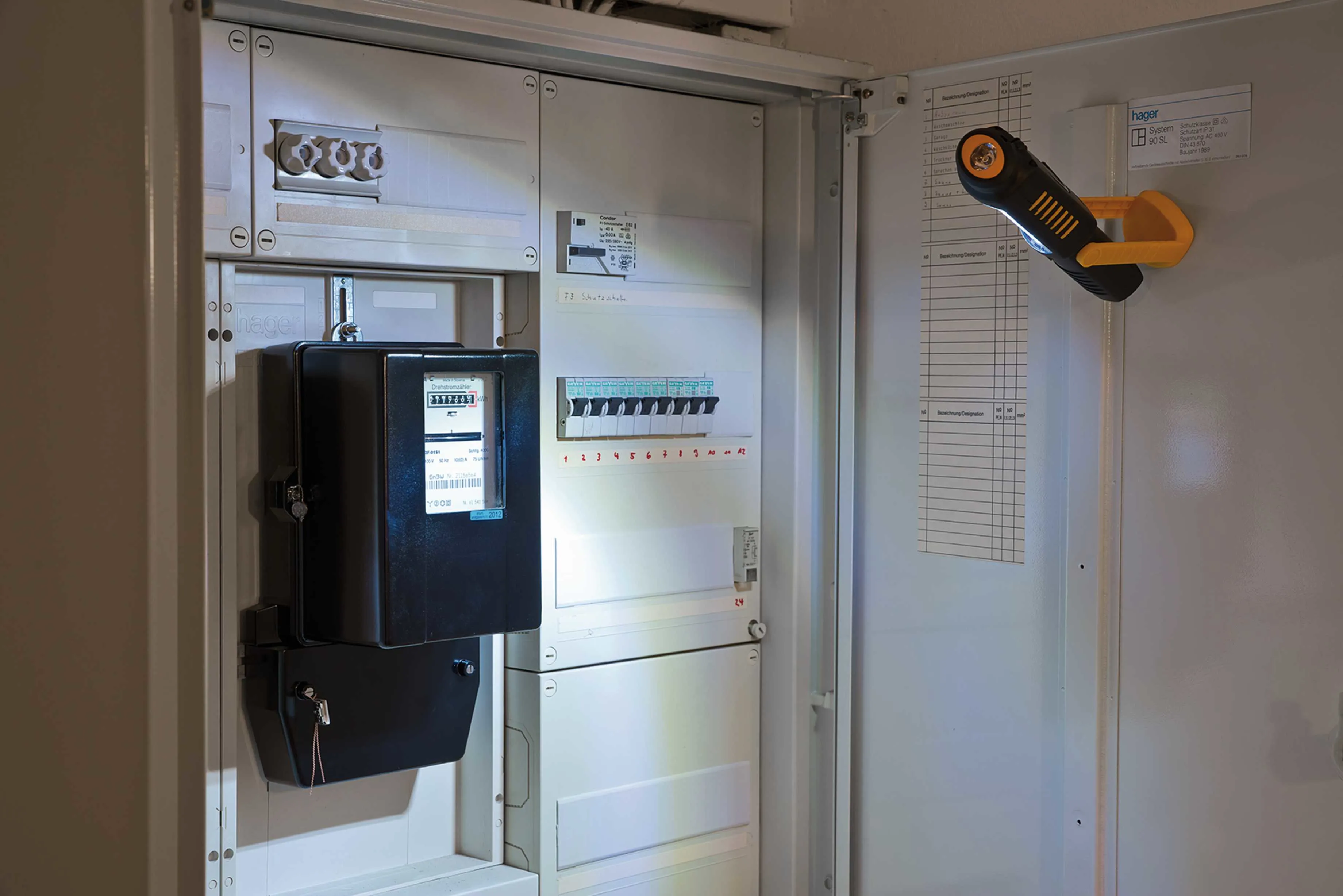 Brennenstuhl yleisvalaisin, 8+1 SMD-LED-valoa, 250lm + 100lm