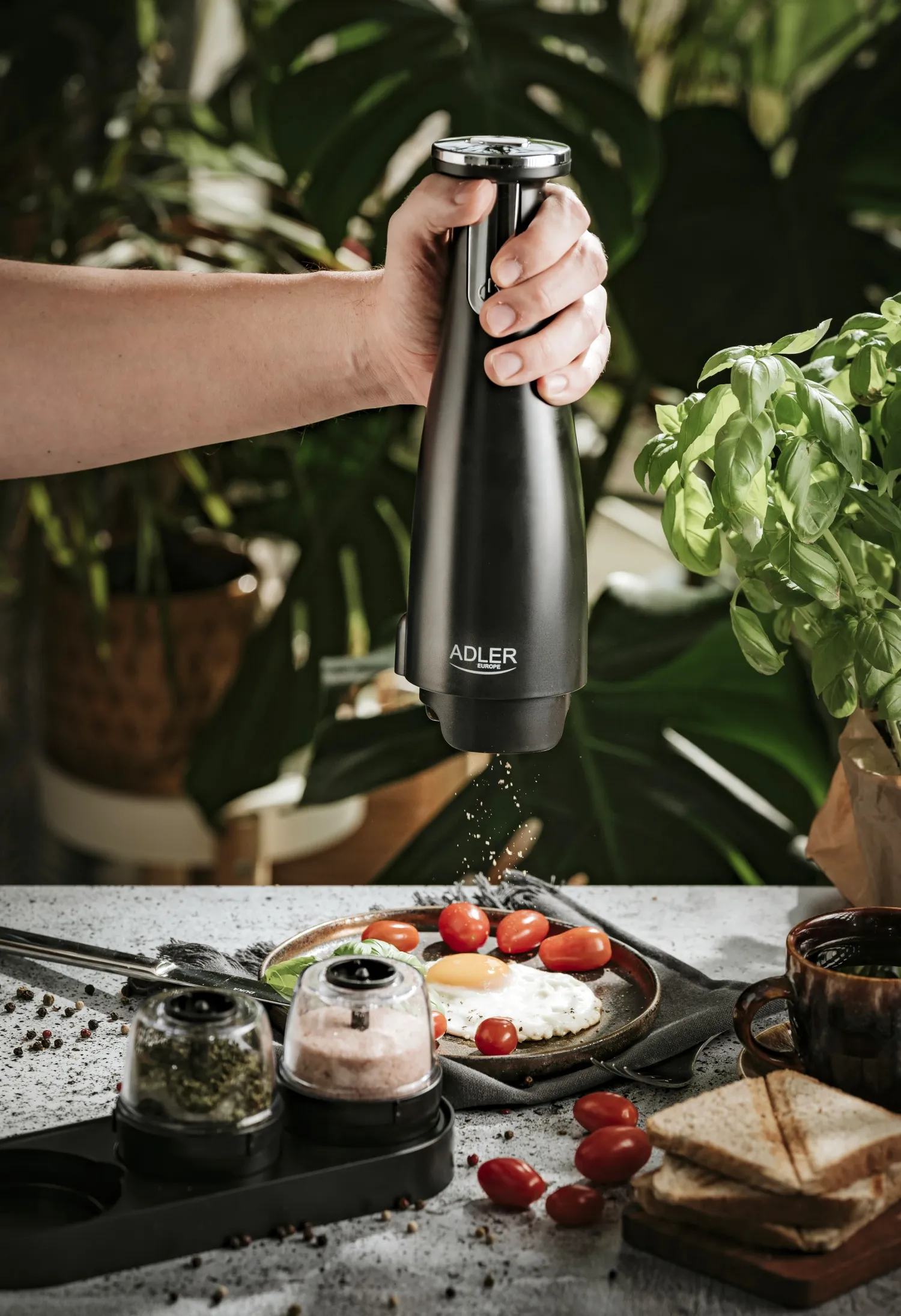 Adler AD 4449B Electric Salt and Pepper Grinder Set, Matte Black