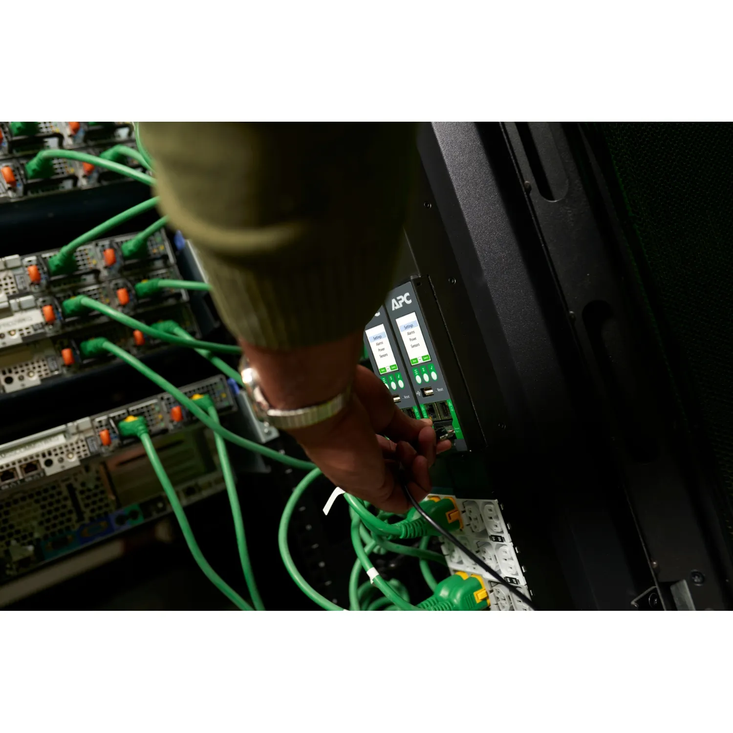 NS Rack PDU Adv Met 7.4kW 1PH 230V 32A