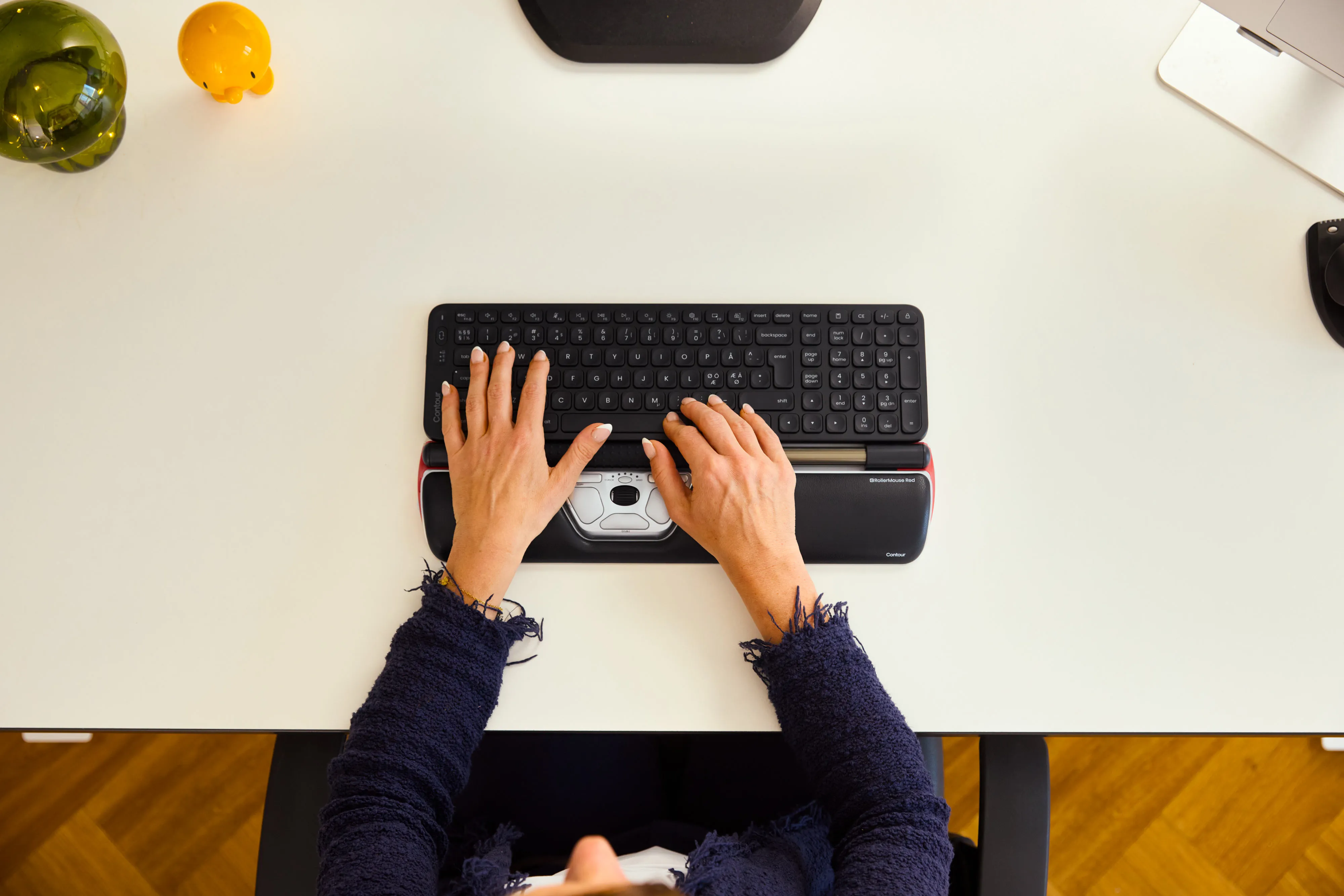 Contour Balance Mid-Size trådlöst ergonomiskt tangentbord, svart Contour Balance Mid-Size trådlöst ergonomiskt tangentbord, svart