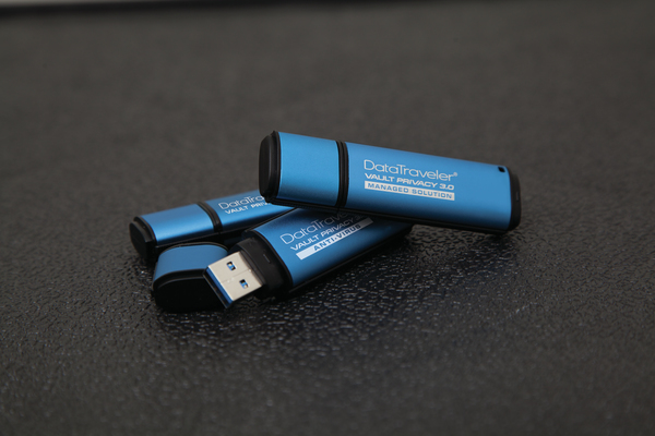 Kingston 8 Gt DataTraveler Vault Privacy 3.0 USB 3.0 -muistitikku, Musta/Sininen