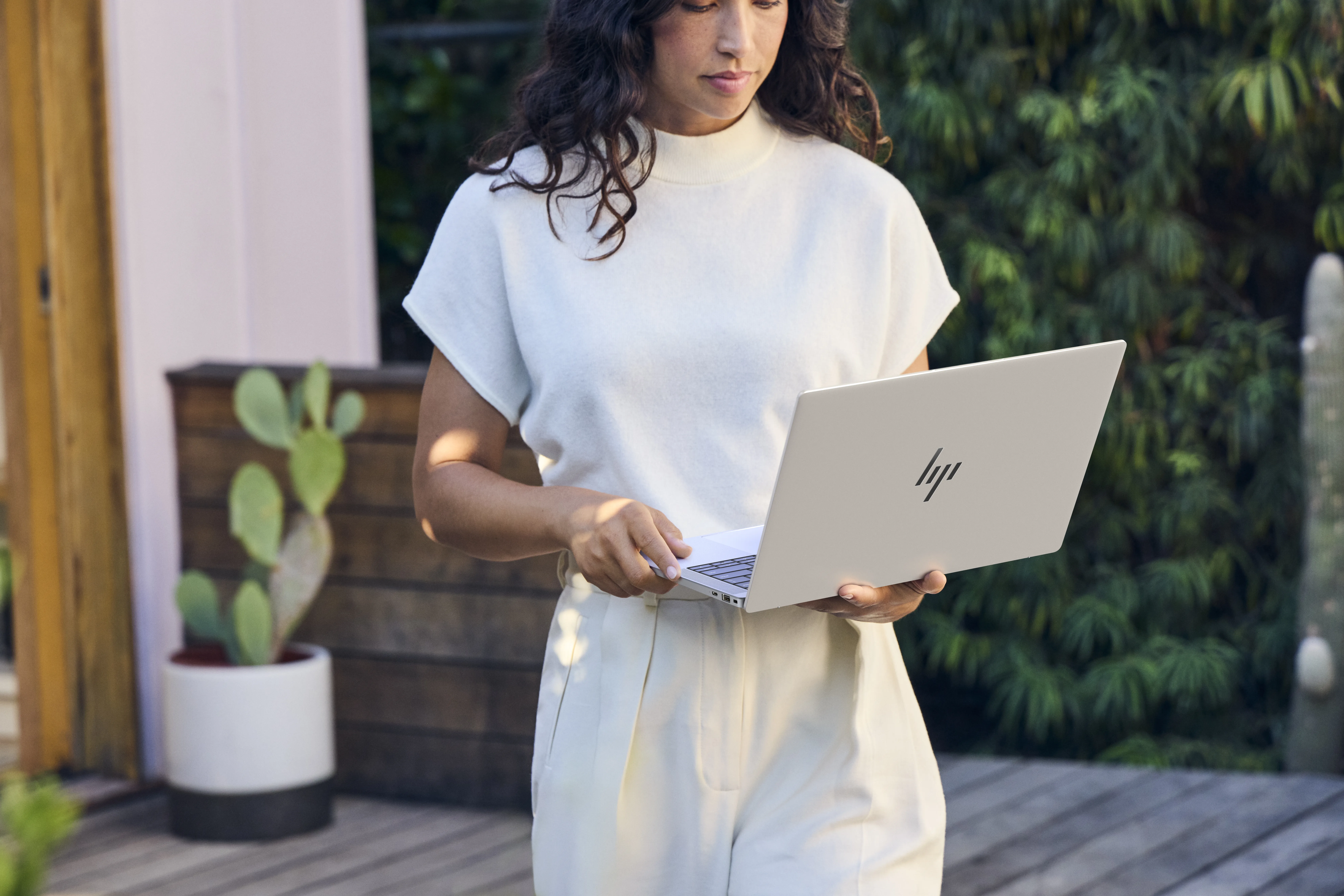 HP EliteBook 8 G2a 14.0" Ryzen AI 5 435, 16 GB, 512 GB, Win 11 Pro - b&auml;rbar dator, glacier silver