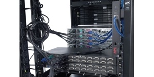 APC 8P MULTI-PLATFORM ANALOG KVM