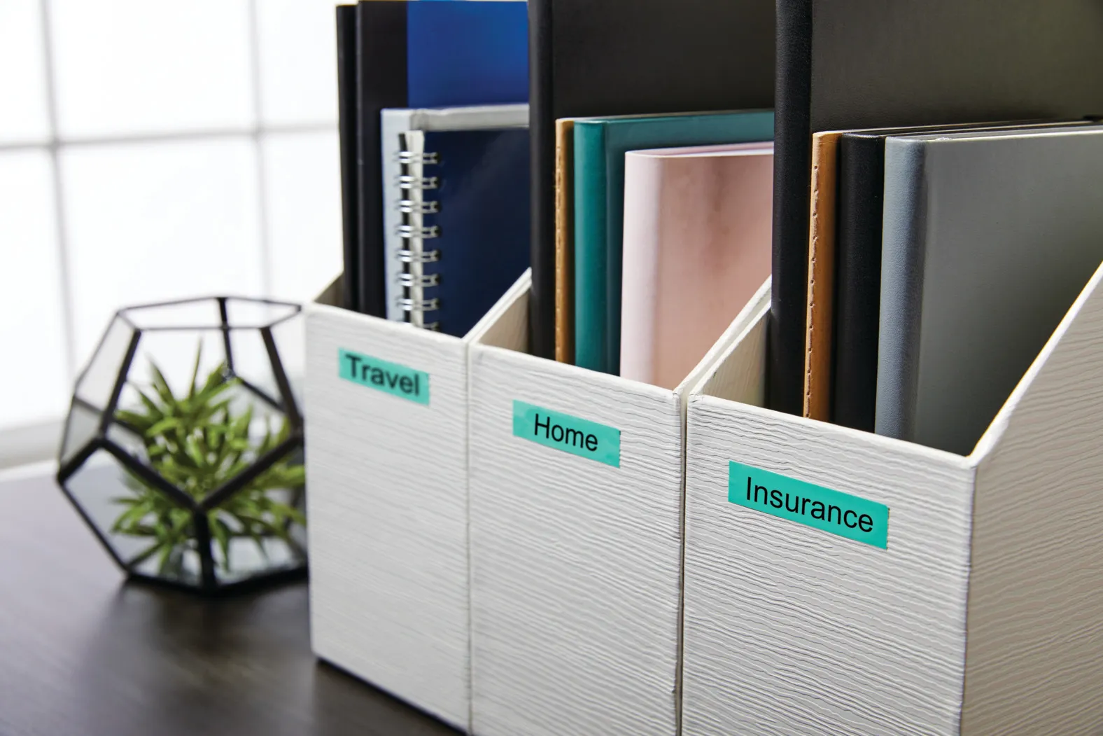 DYMO D1 m&auml;rktejp standard 12mm, svart p&aring; gr&ouml;nt, 7m rulle (45019)