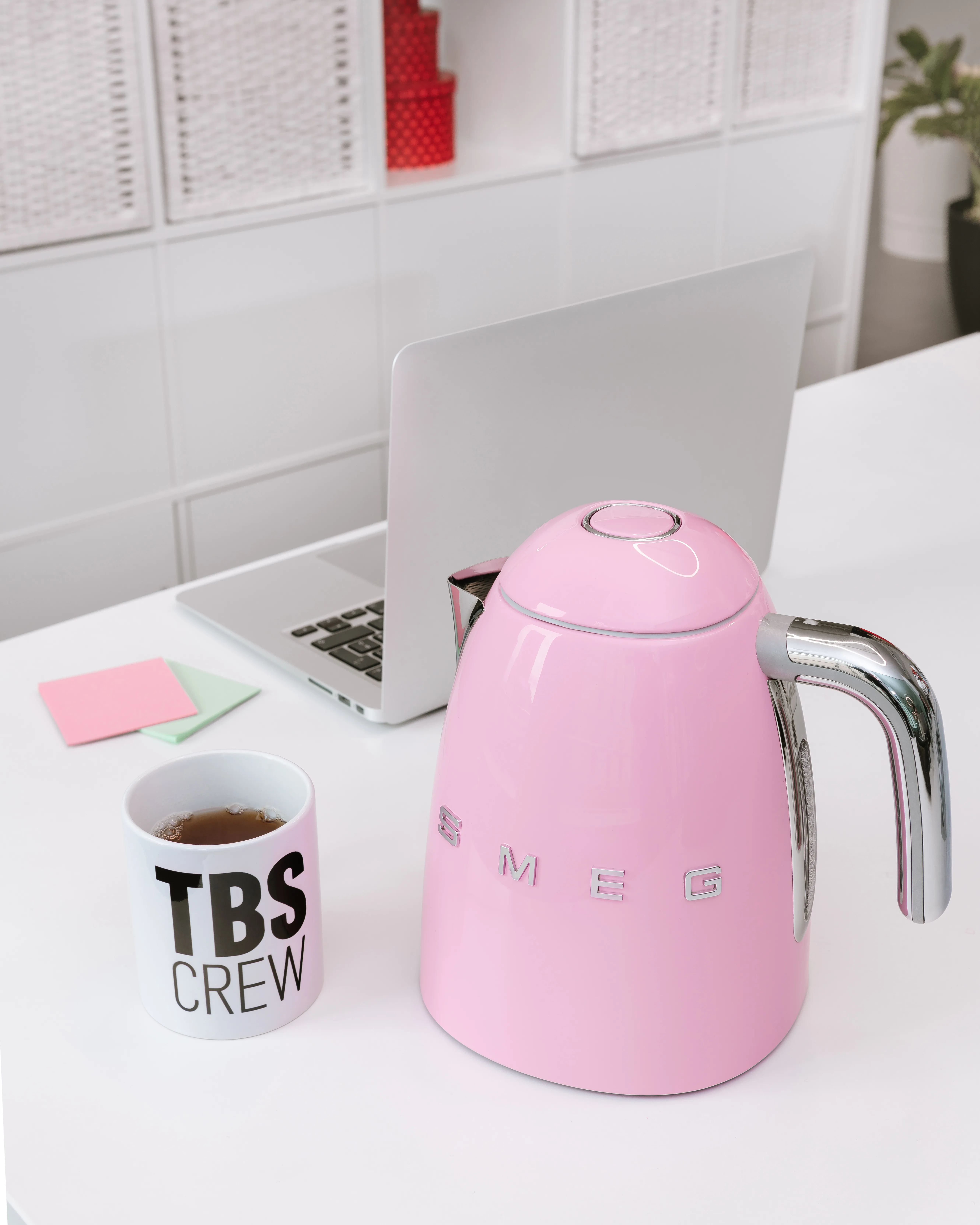 Smeg KLF03PKEU vedenkeitin, pinkki