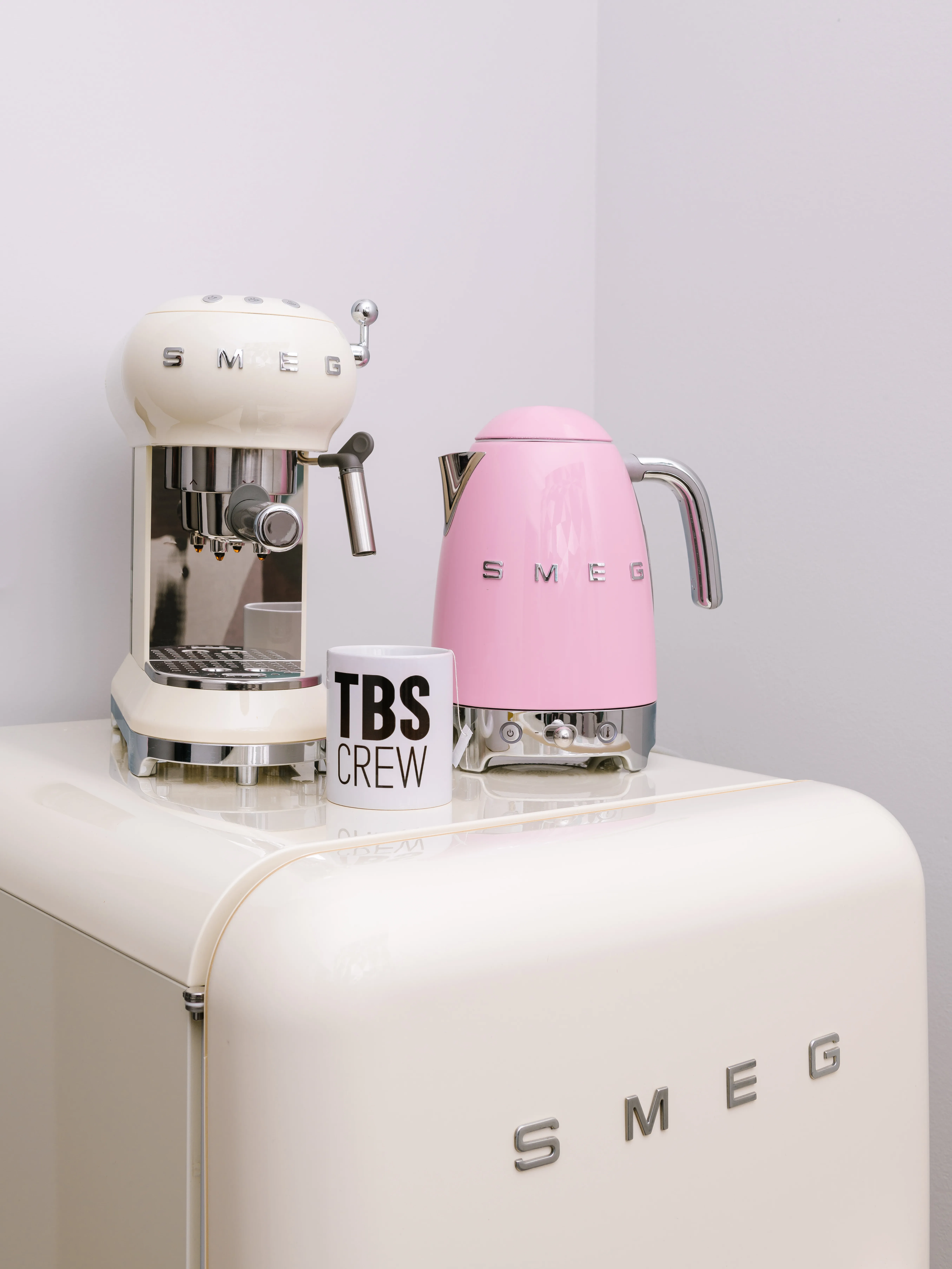 Smeg KLF03PKEU vedenkeitin, pinkki