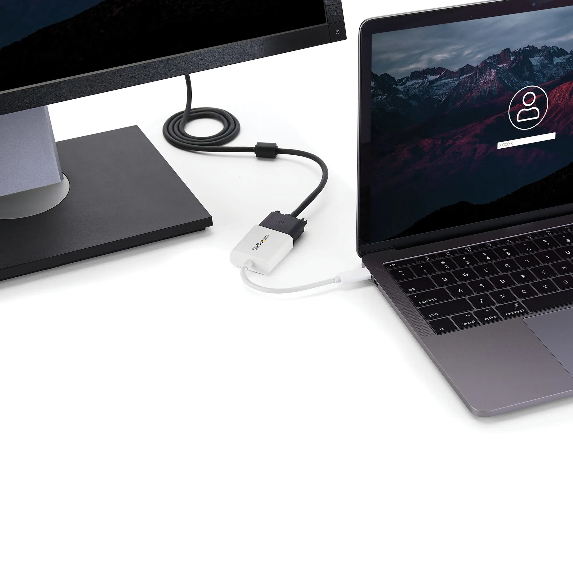 StarTech USB-C to VGA Adapter -adapteri, Musta