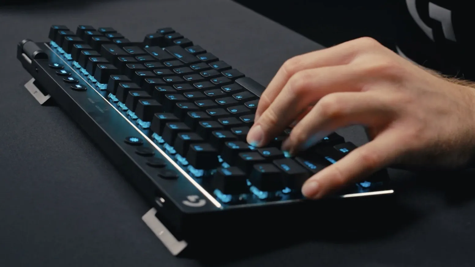 Logitech G PRO X TKL -langaton mekaaninen pelin&auml;pp&auml;imist&ouml;, GX Brown, valkoinen