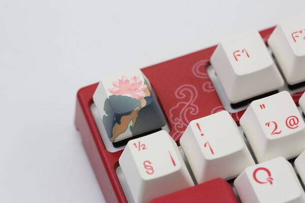 Varmilo VEA88 Koi V2 TKL MX Silent Red -pelin&auml;pp&auml;imist&ouml;, punainen/valkoinen