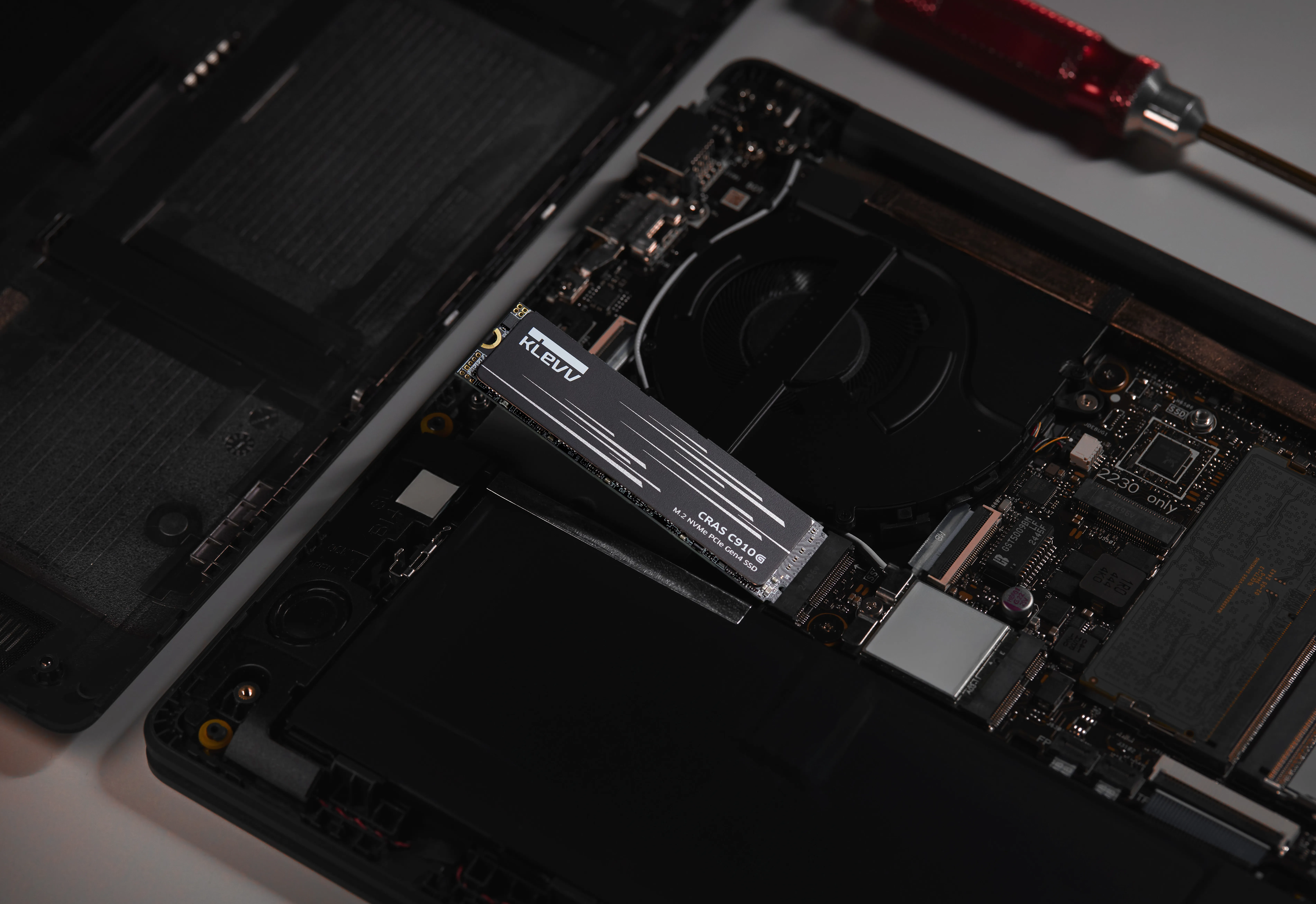 KLEVV CRAS C910G 1TB M.2 2280 NVMe PCI Express 4.0 x4 SSD med kylfl&auml;ns
