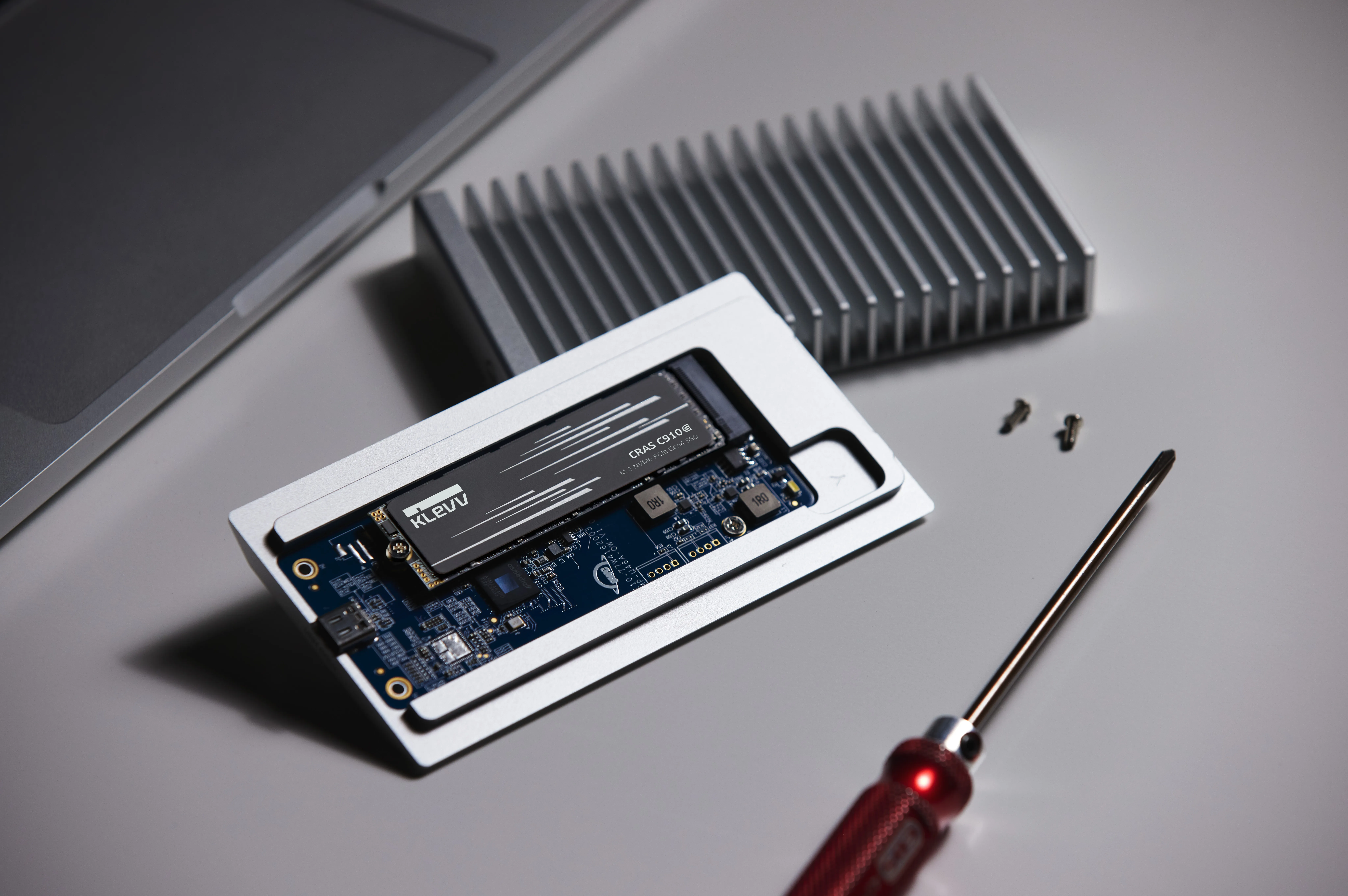 KLEVV CRAS C910G 1TB M.2 2280 NVMe PCI Express 4.0 x4 SSD med kylfl&auml;ns