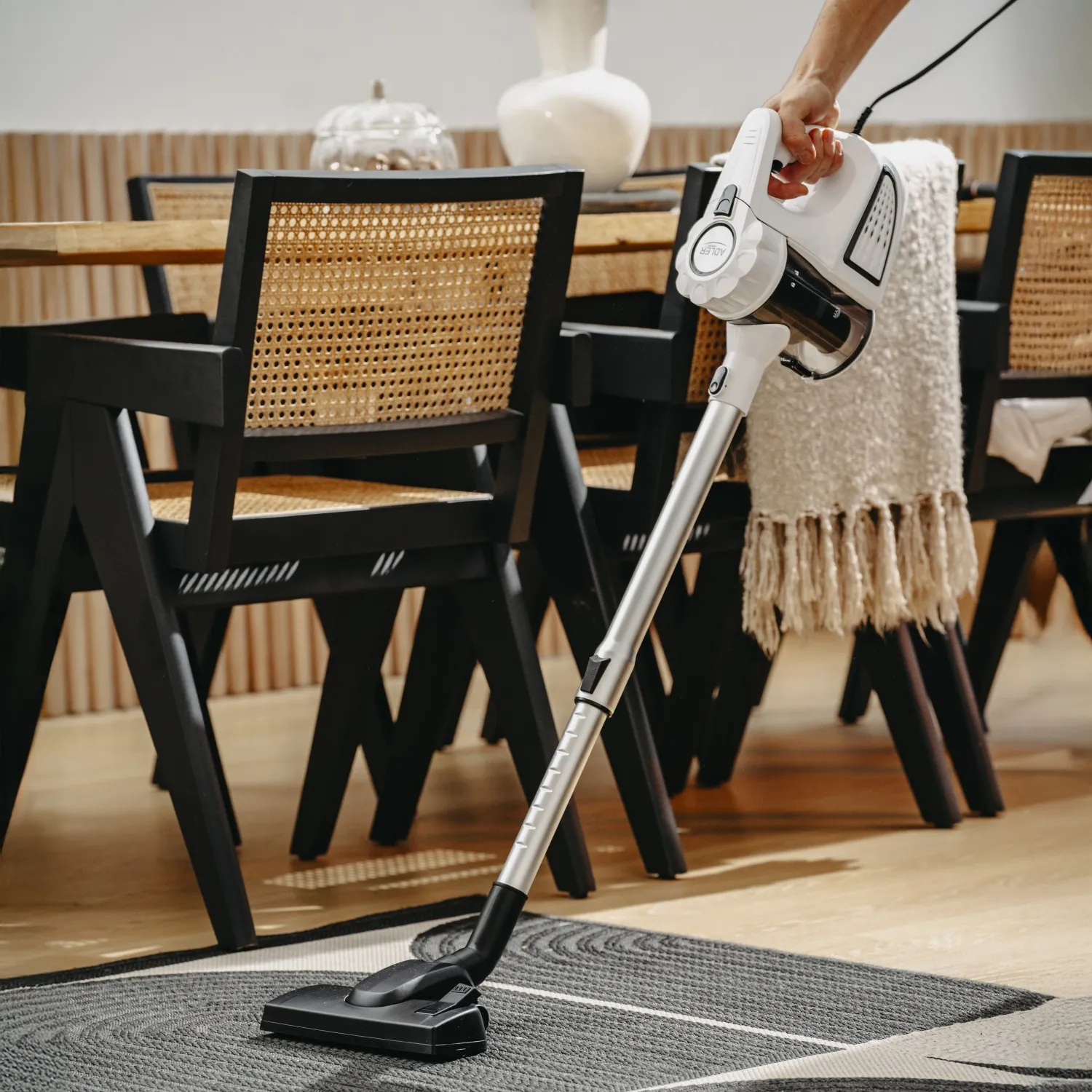 Adler AD 7036W - handdammsugare 1.5 L 800 W p&aring;sl&ouml;s, vit
