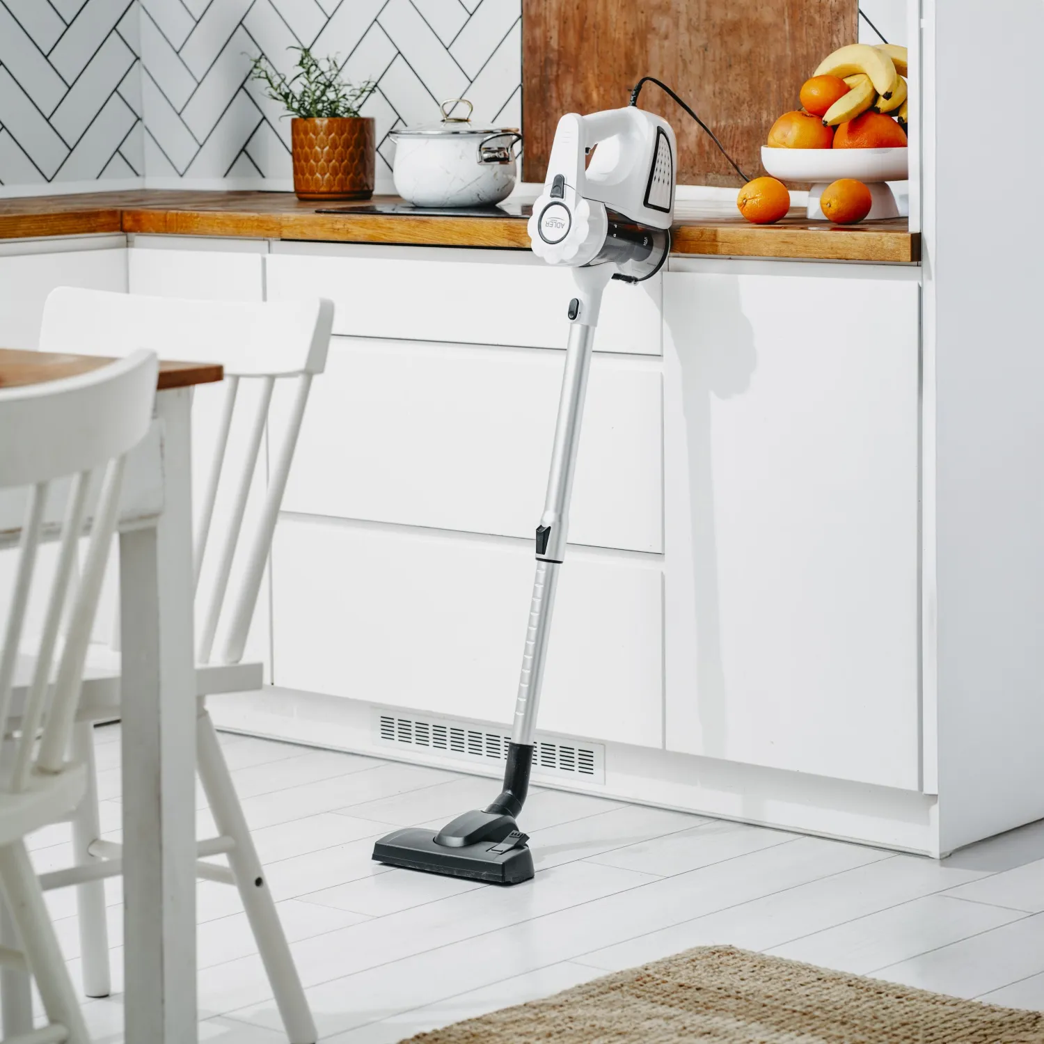 Adler AD 7036W - handdammsugare 1.5 L 800 W p&aring;sl&ouml;s, vit