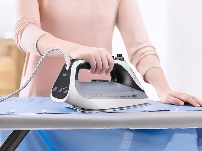 Braun TexStyle 7 Pro -Kuiva- & höyrysilitysrauta, Musta/Valkoinen
