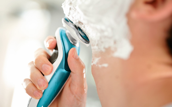 Philips  S7370/12 SHAVER 7000 w/ TRIMMER Pouch 1 level battery indicator Ocean Blue front white frame