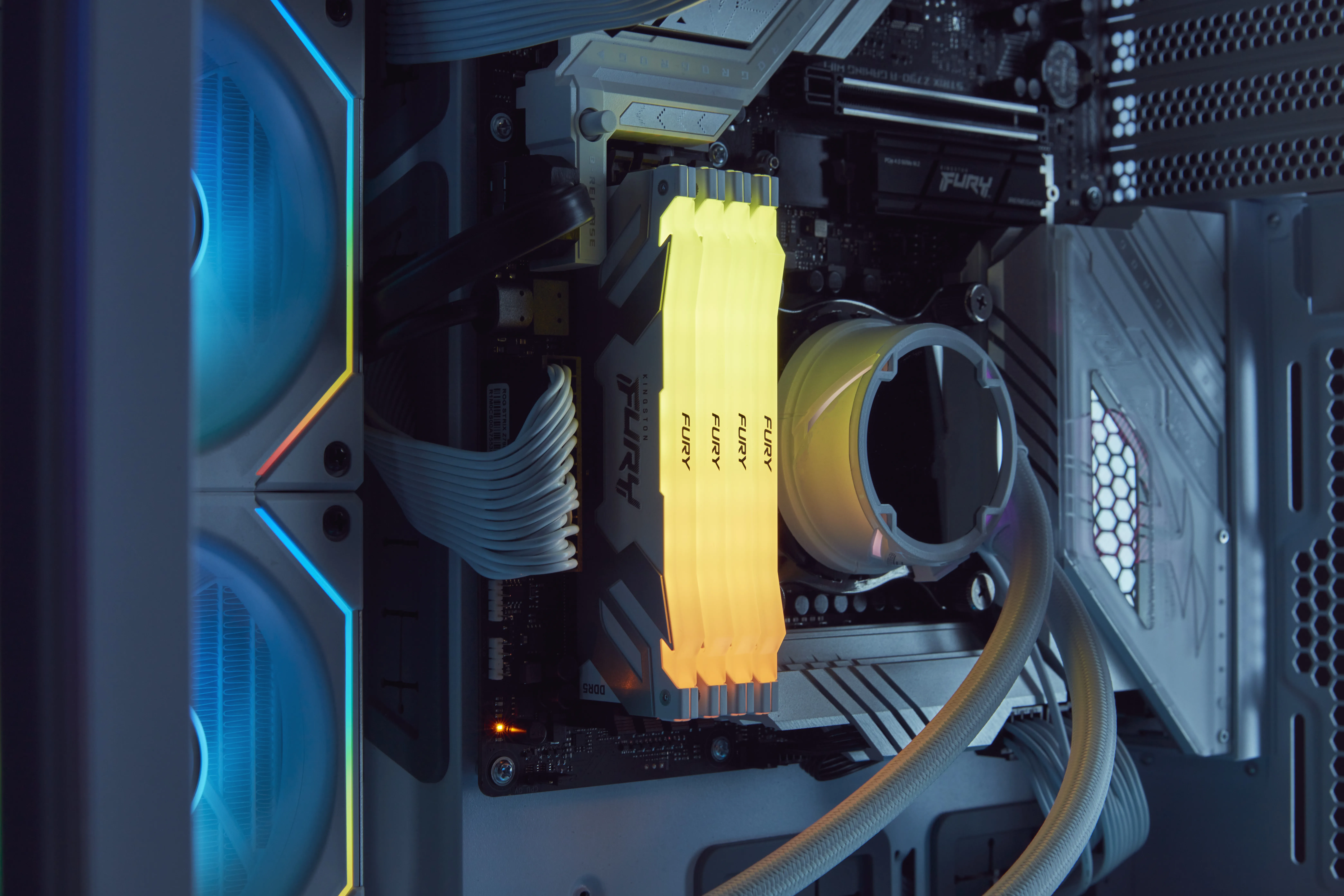 Kingston FURY Renegade RGB 24 Gt (1 x 24 Gt) DDR5 8000 MHz, CL38 -muisti, valkoinen (XMP)