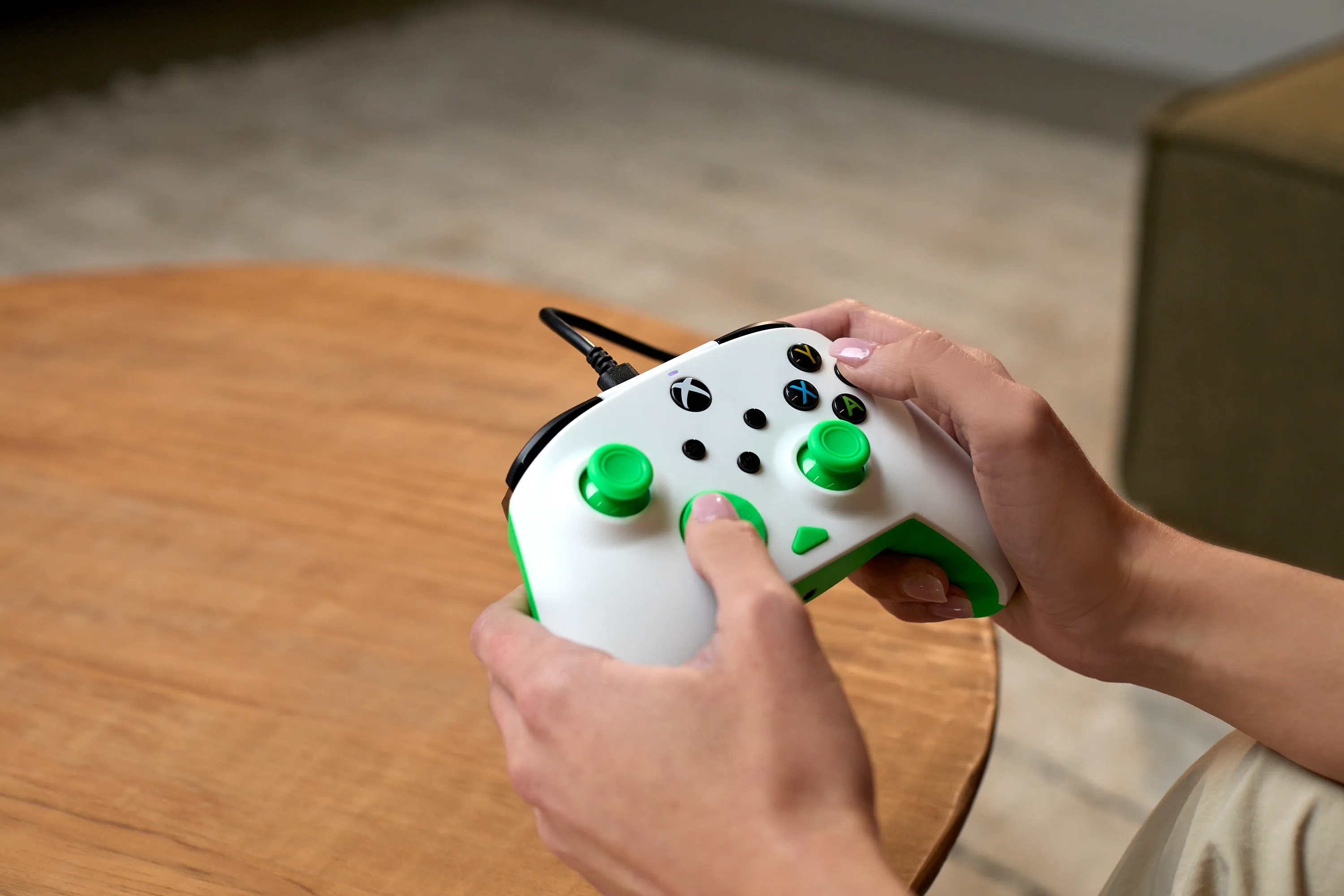 Turtle Beach Rematch Core tr&aring;dbunden handkontroll f&ouml;r Xbox och PC - Vit och gr&ouml;n