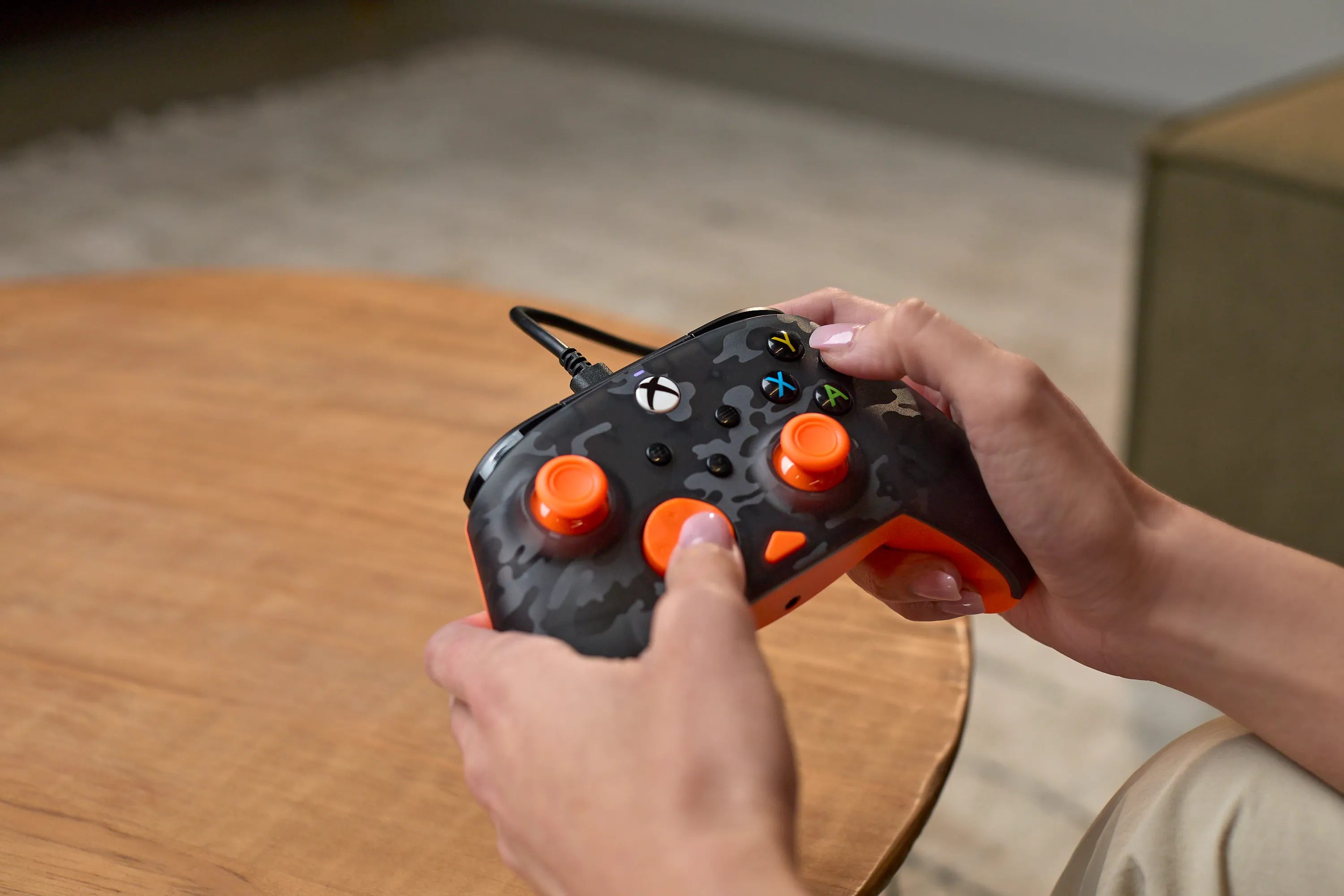 Turtle Beach Rematch Core tr&aring;dbunden handkontroll f&ouml;r Xbox Series X|S, Xbox One &amp; Windows 10/11 - Ghost Black Camo / Orange