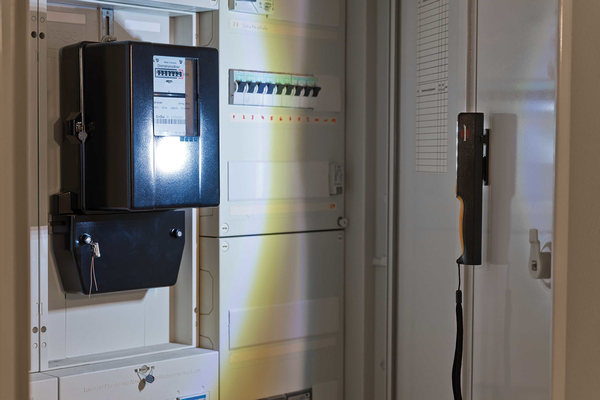 Brennenstuhl k&auml;dess&auml; pidett&auml;v&auml; ty&ouml;valaisin, kiinte&auml; akku, USB