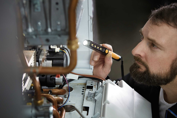 Brennenstuhl k&auml;dess&auml; pidett&auml;v&auml; ty&ouml;valaisin, kiinte&auml; akku, USB