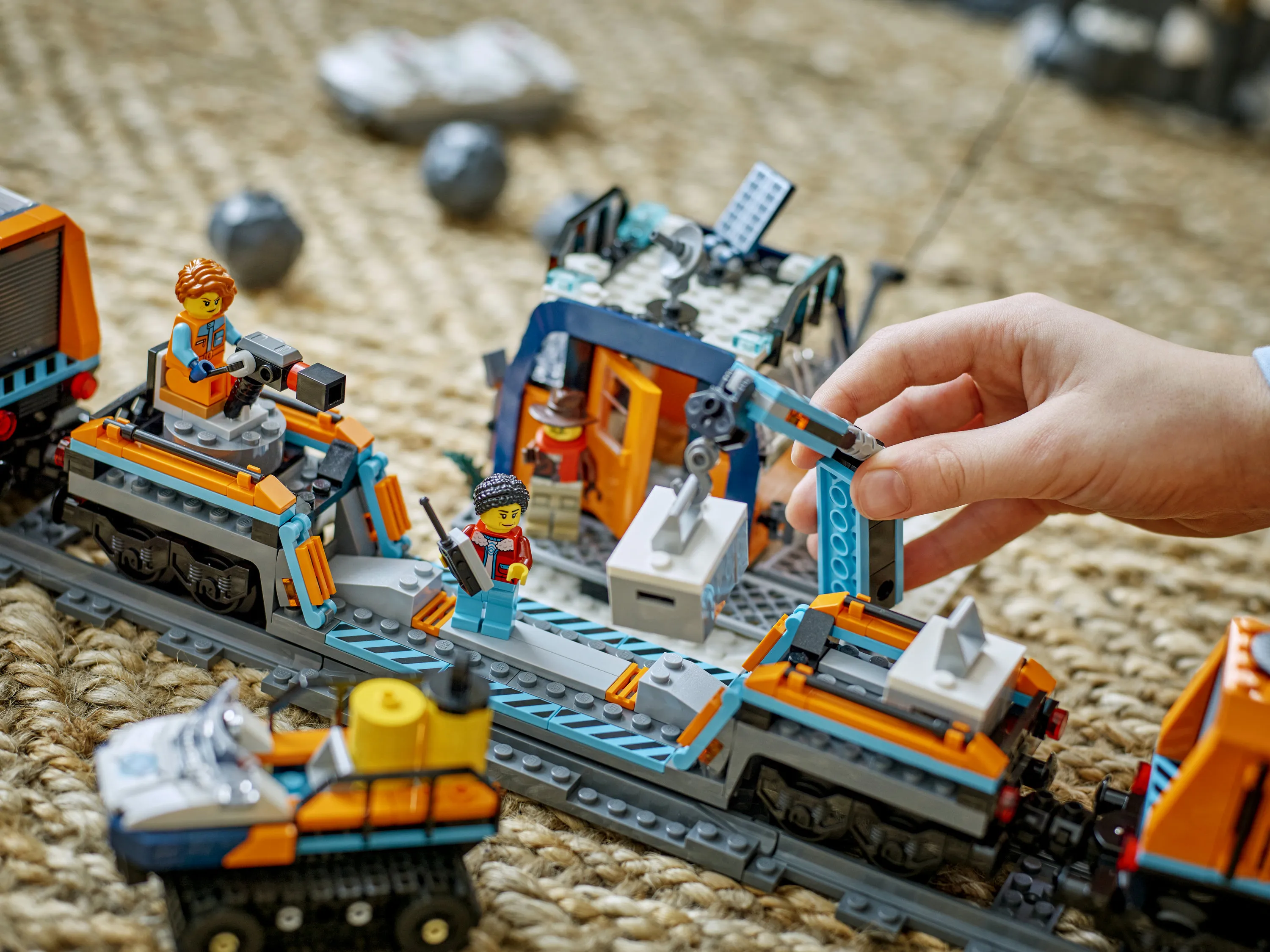 LEGO City Arctic Expedition Leader



&rsquo;s Express Train 60470