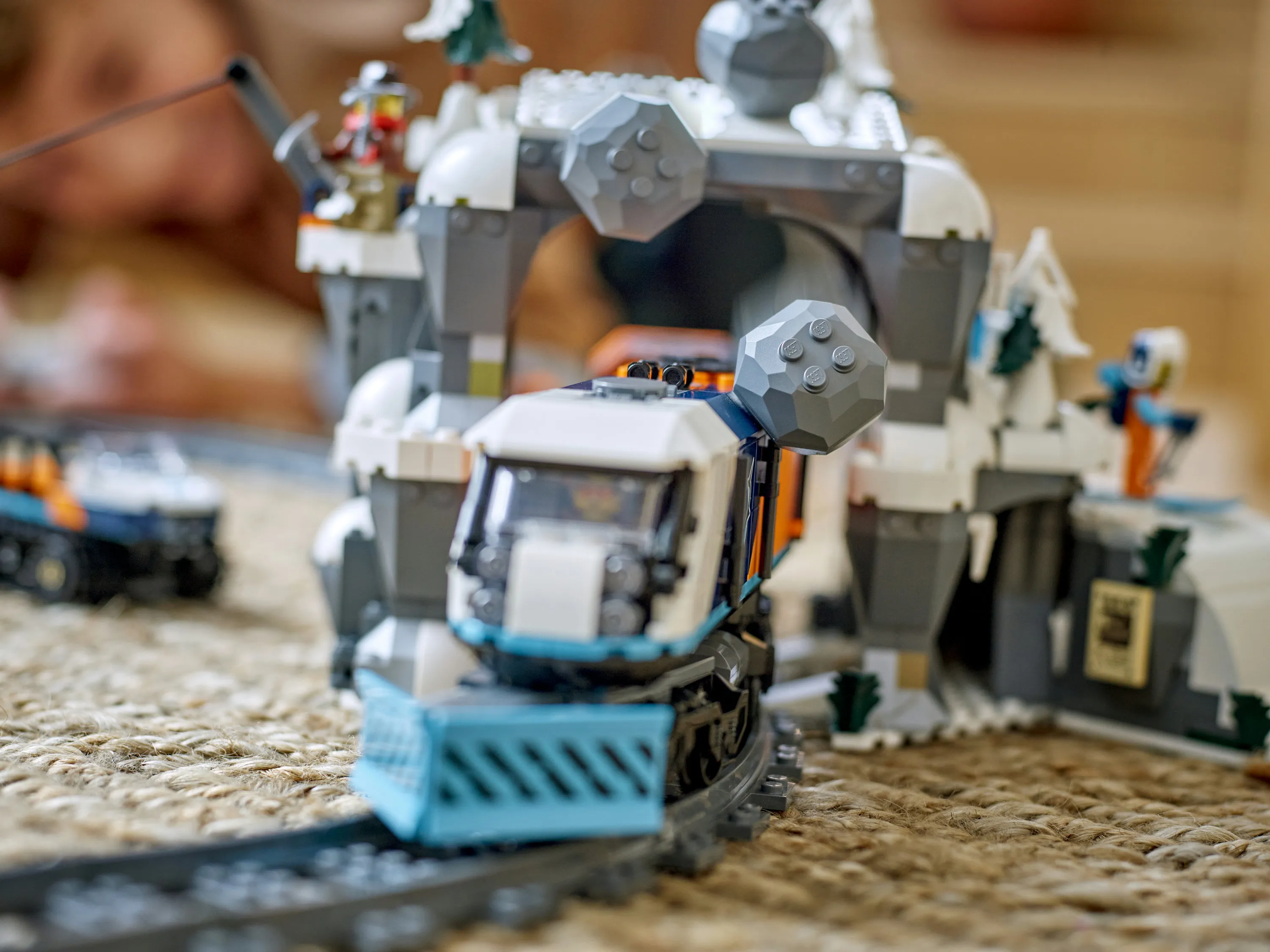 LEGO City Arctic Expedition Leader



&rsquo;s Express Train 60470
