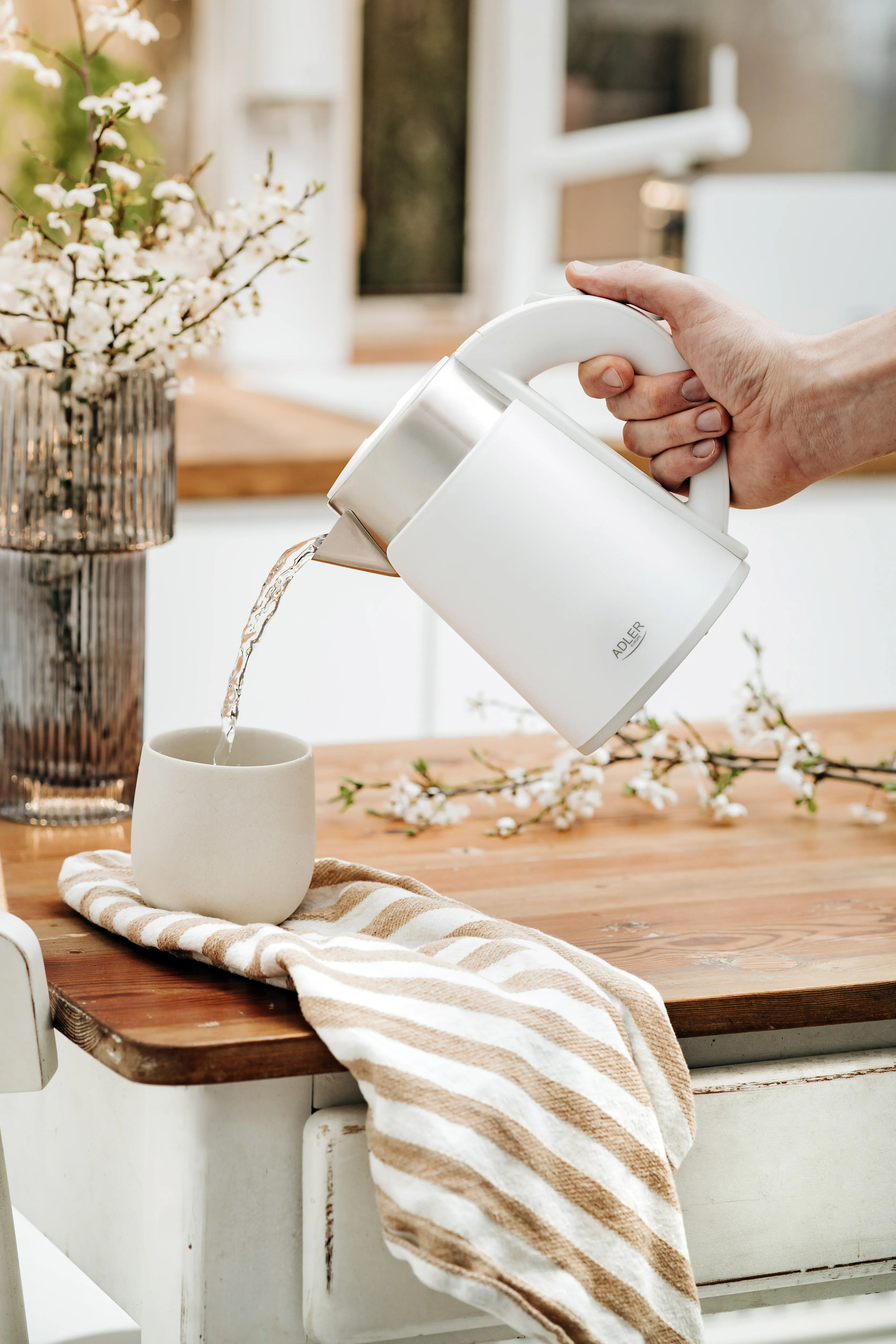 ADLER AD 1372w kettle, 0.6L, 800W, White