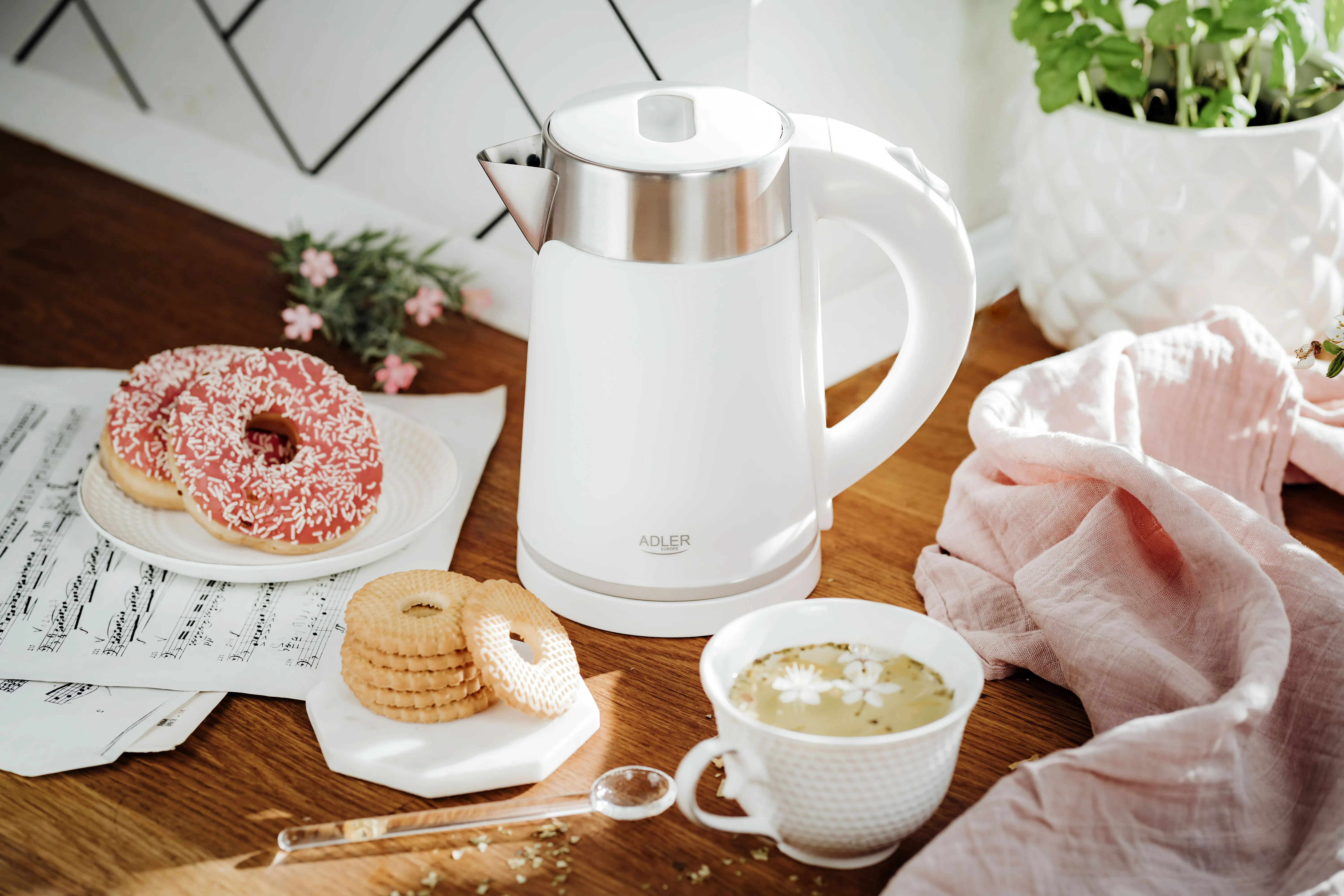 ADLER AD 1372w kettle, 0.6L, 800W, White