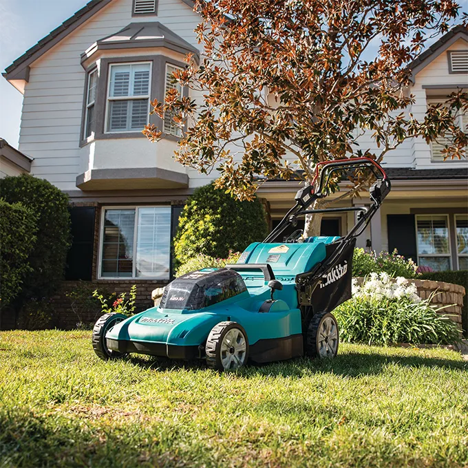 Makita DLM539Z 36V (2x18V) Cordless Self-Propelled Lawn Mower 53.4 cm