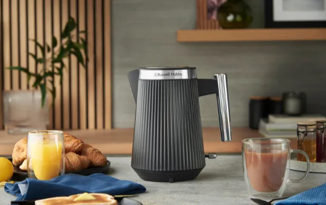 Russell Hobbs Bront&euml; vattenkokare, 1,7 l, 2400 W, Matte Black