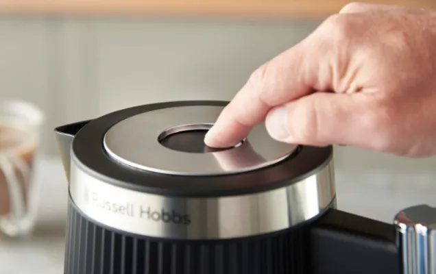 Russell Hobbs Bront&euml; vattenkokare, 1,7 l, 2400 W, Matte Black