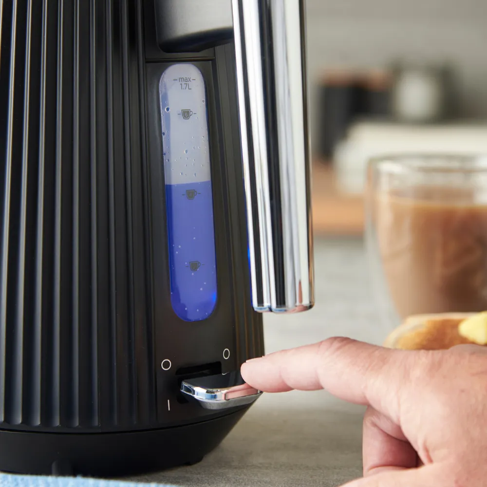 Russell Hobbs Bront&euml; vattenkokare, 1,7 l, 2400 W, Matte Black