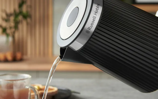 Russell Hobbs Bront&euml; vattenkokare, 1,7 l, 2400 W, Matte Black