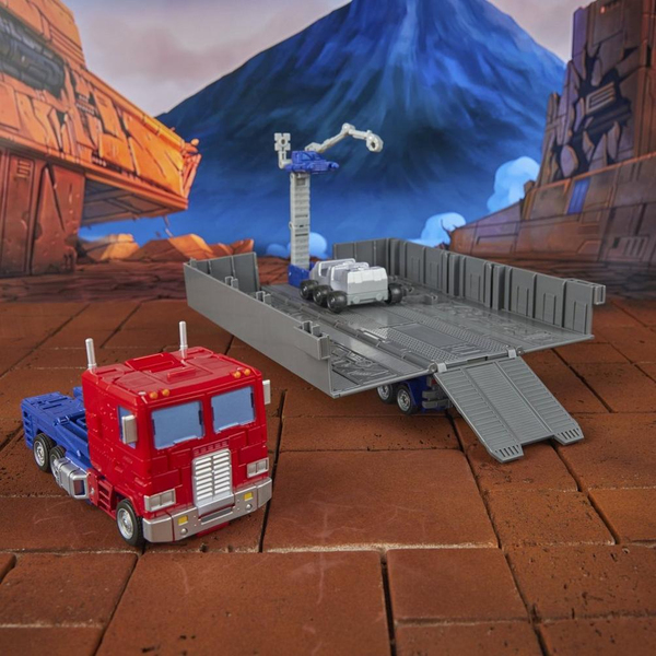 Transformers Generations Studio Series Commander, Optimus Prime
