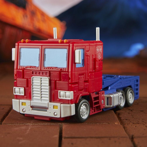 Transformers Generations Studio Series Commander, Optimus Prime