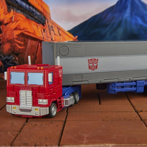 Transformers Generations Studio Series Commander, Optimus Prime