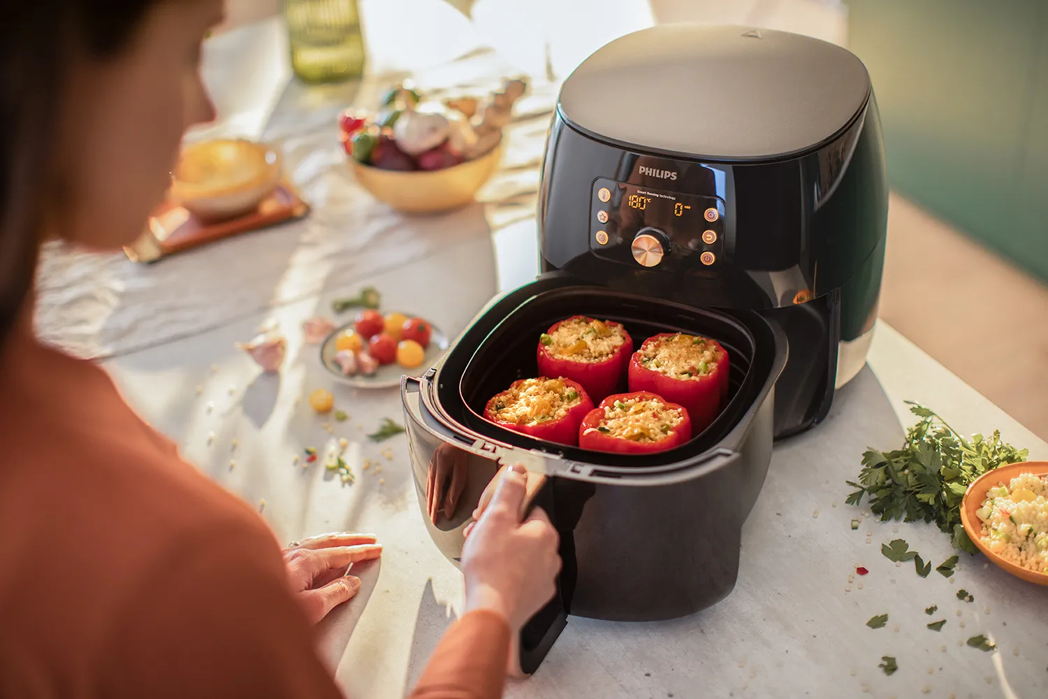 Philips Premium Collection HD9867 Airfryer XXL -kiertoilmakypsennin, Musta,