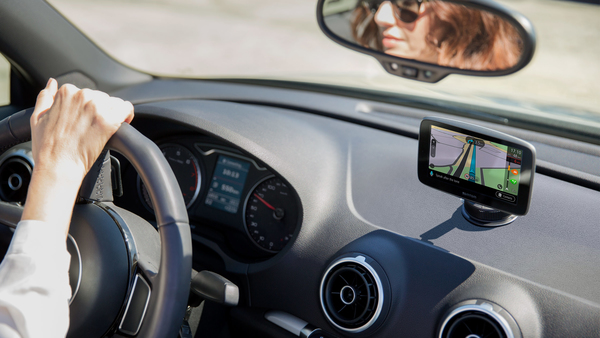 TomTom GO620 WORLD LTM&amp;T LIVE Itsen&auml;inen GPS-paikannin 6" n&auml;yt&ouml;ll&auml;. Koko maailman kartat!  LIFE TIME MAP UPDATE! elinik&auml;inen ilmainen karttap&auml;ivitys! LIFETIME L