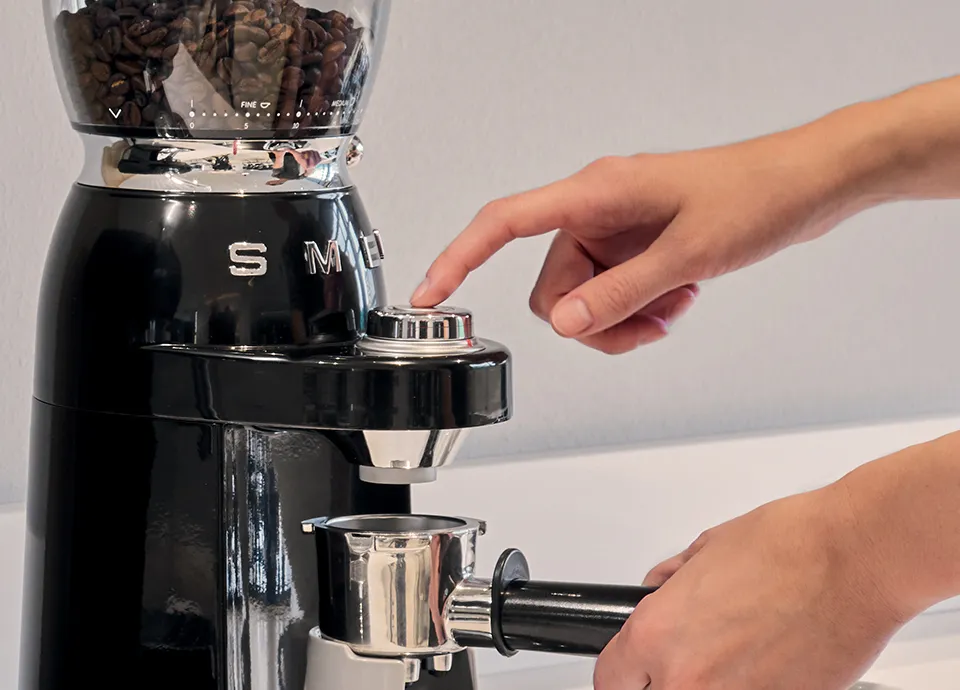 Smeg 50's Style -kahvimylly, Musta