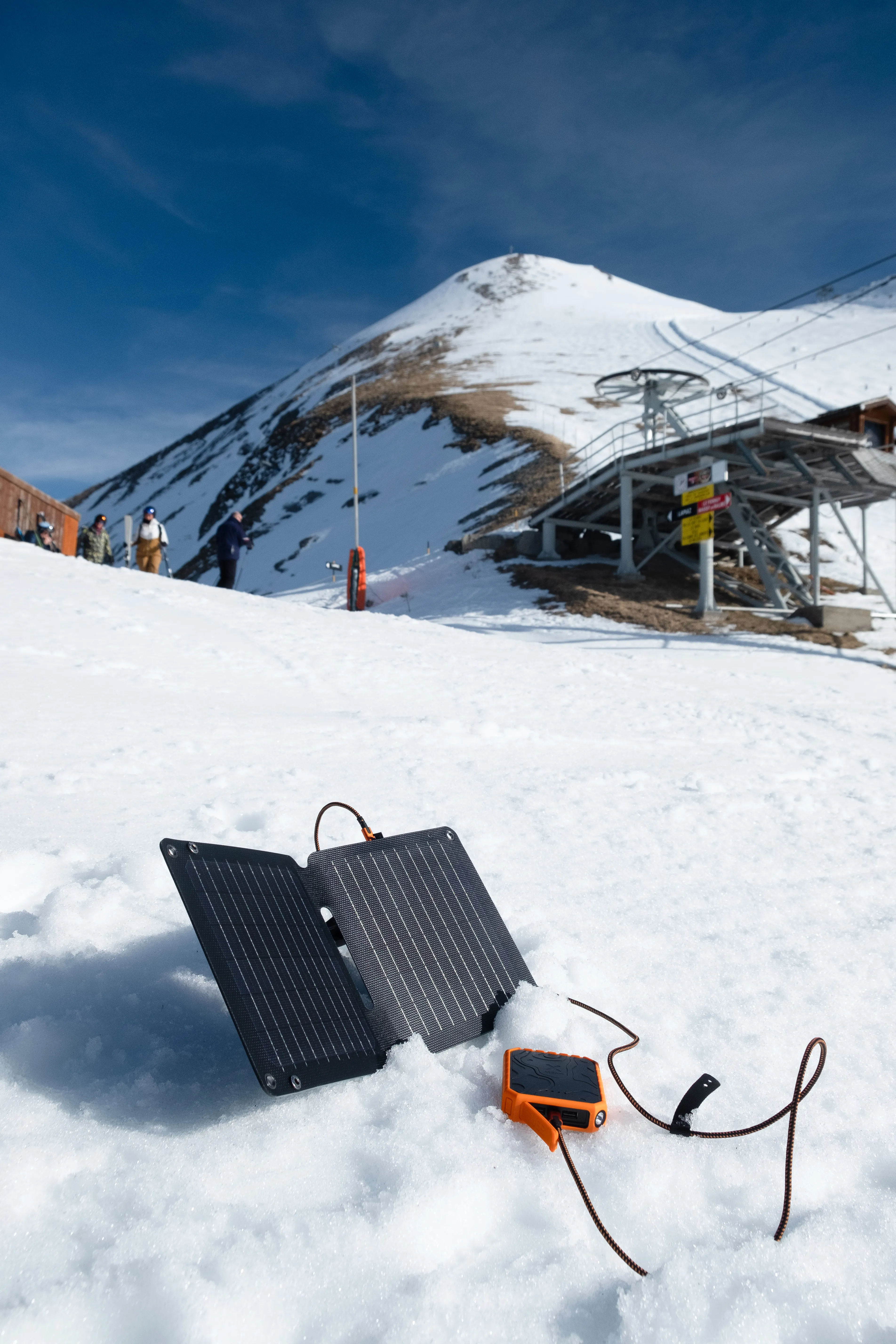 Xtorm Powerful SolarBooster 14W - Solar panel IPX4 USB-C/A outputs
