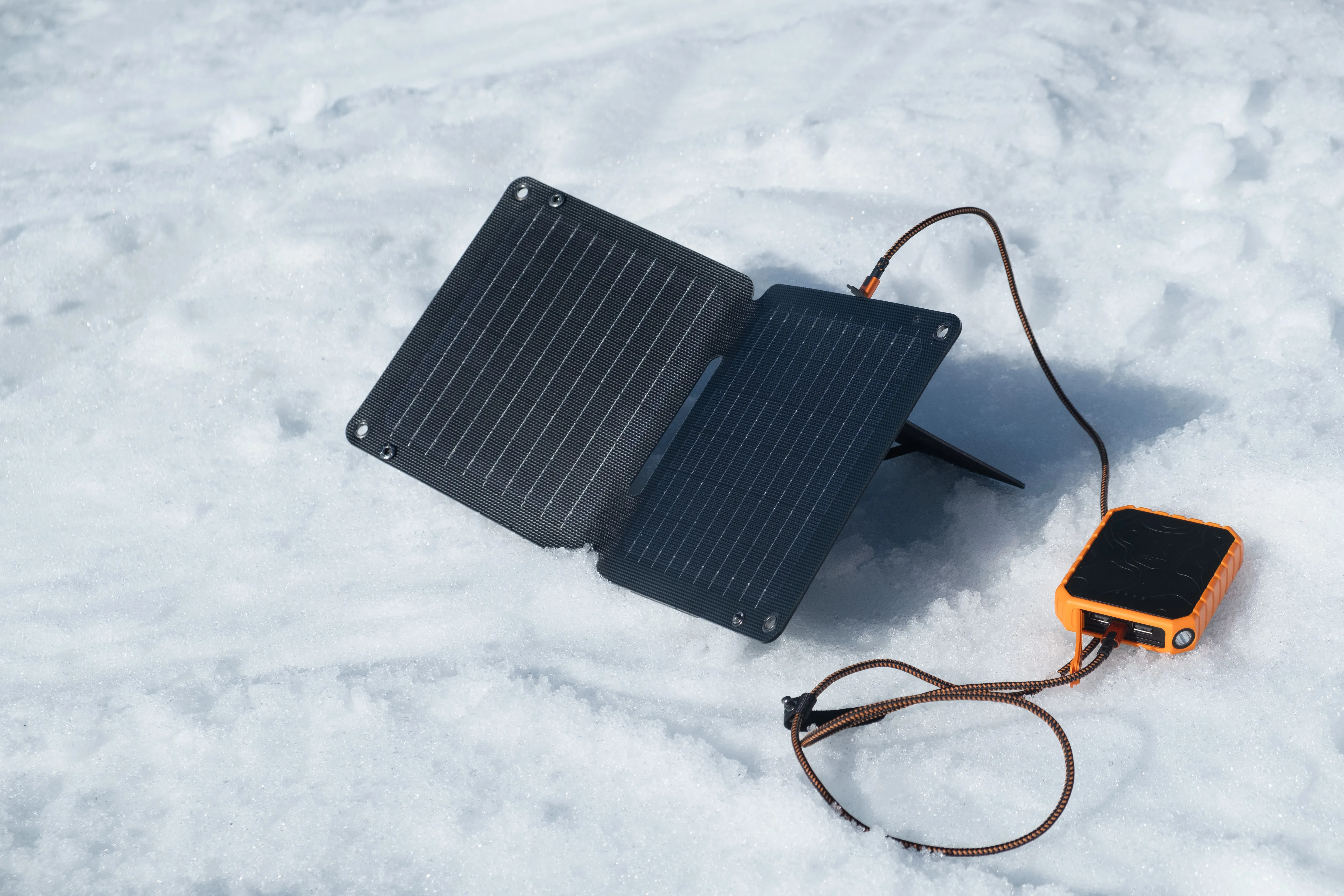 Xtorm Powerful SolarBooster 14W - Solar panel IPX4 USB-C/A outputs