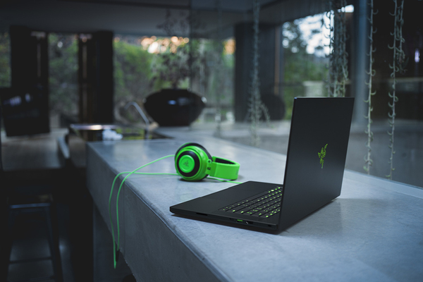 Razer 15.6&quot; Blade, 16GB / 512 GB SSD M.2, RTX 2070 Max-Q, Win 10 Home - gaming notebook, Black