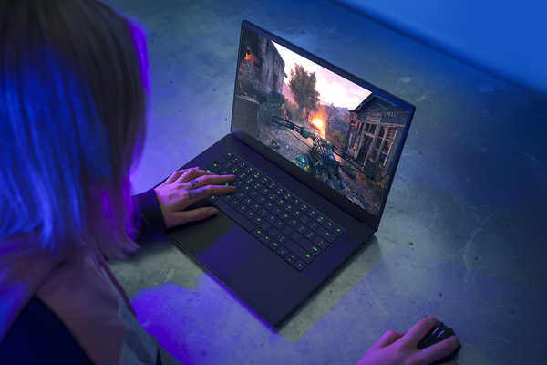 Razer 15.6&quot; Blade, 16GB / 512 GB SSD M.2, RTX 2070 Max-Q, Win 10 Home - gaming notebook, Black