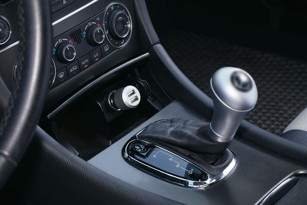 Just Mobile Highway Max flexible Lightning cable - Car Charger with hefty power and duplicate contacts.