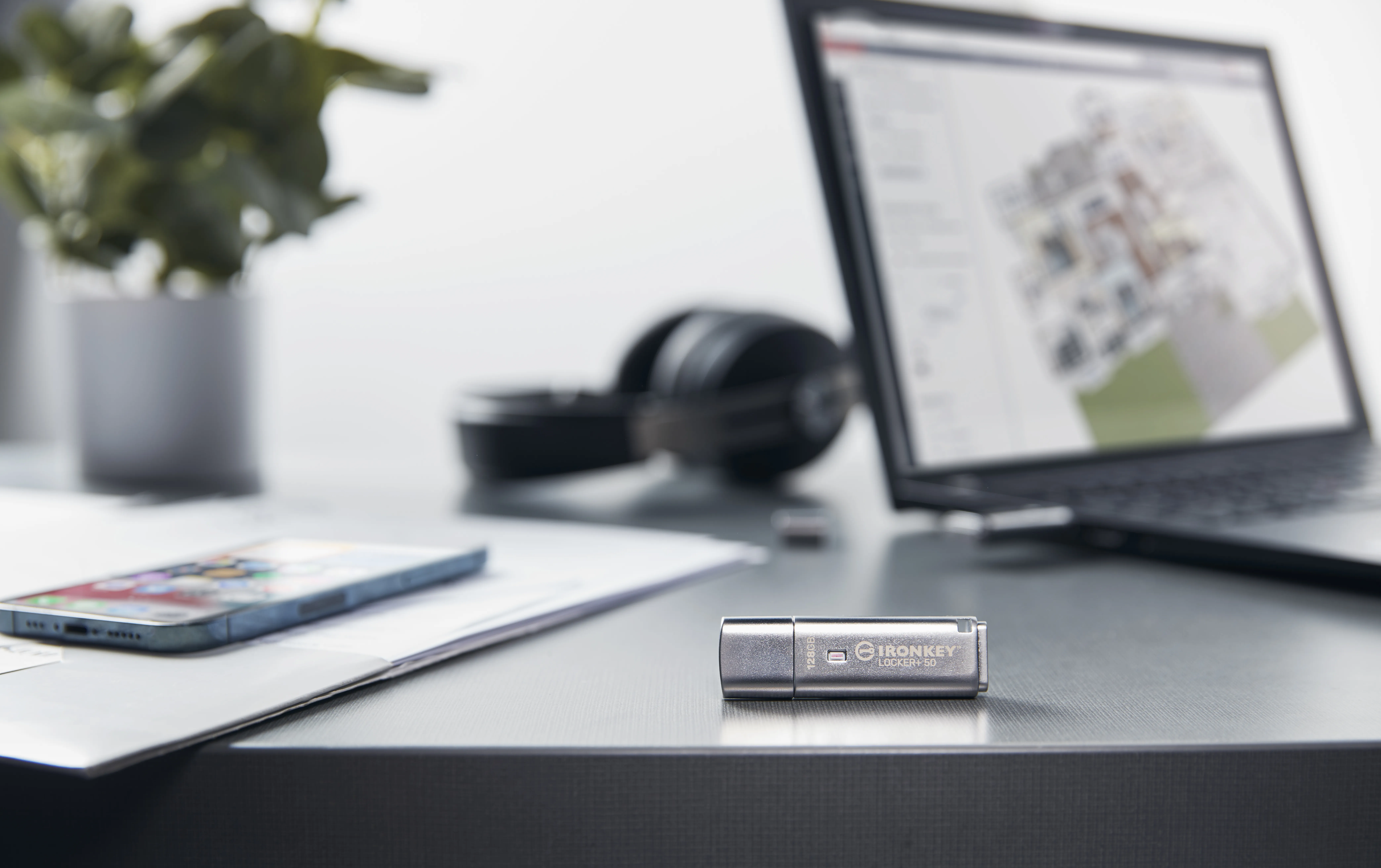 Kingston IronKey Locker+ 50 128 Gt USB 3.2 Gen 1x1 -muistitikku, Hopea