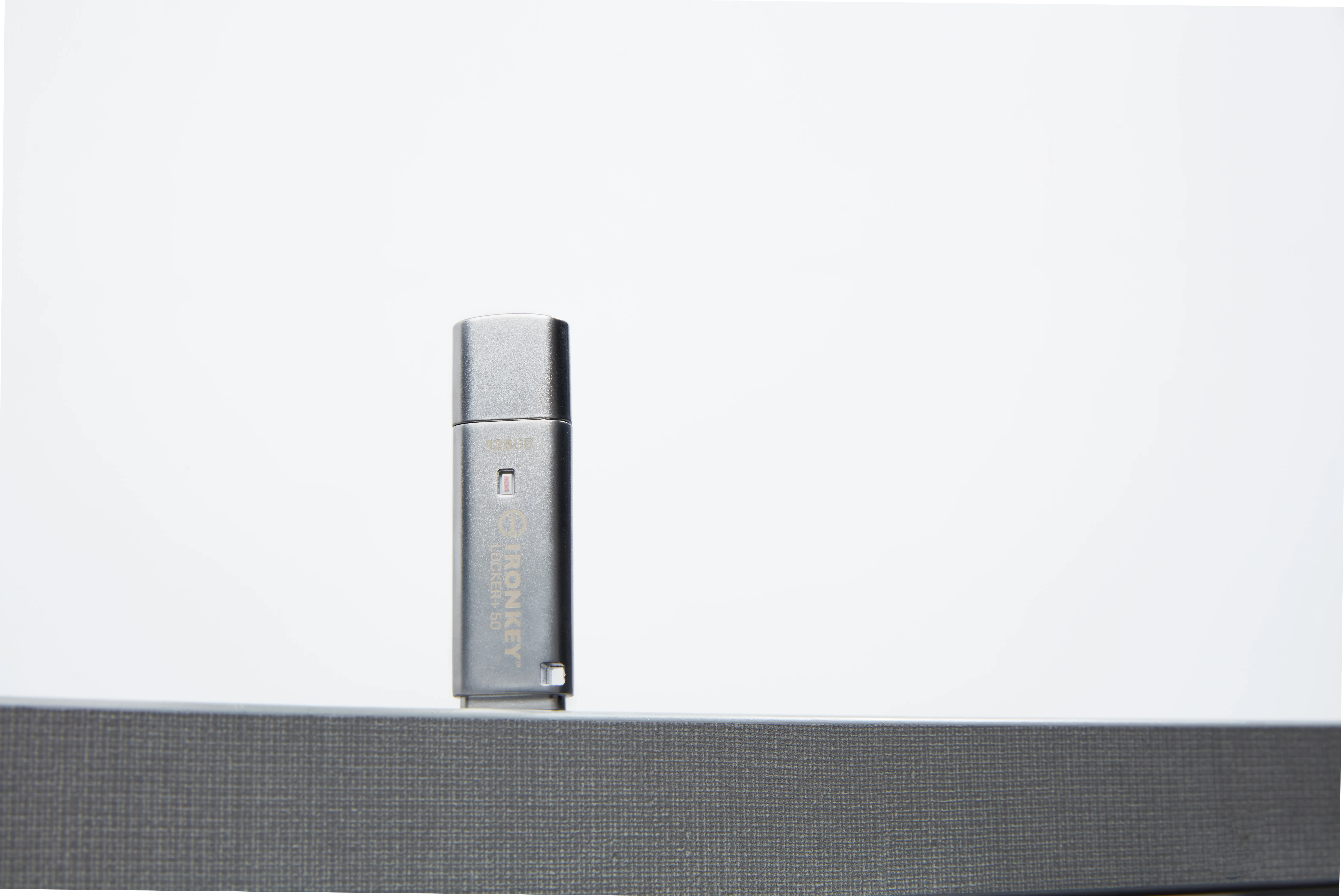 Kingston IronKey Locker+ 50 128 Gt USB 3.2 Gen 1x1 -muistitikku, Hopea