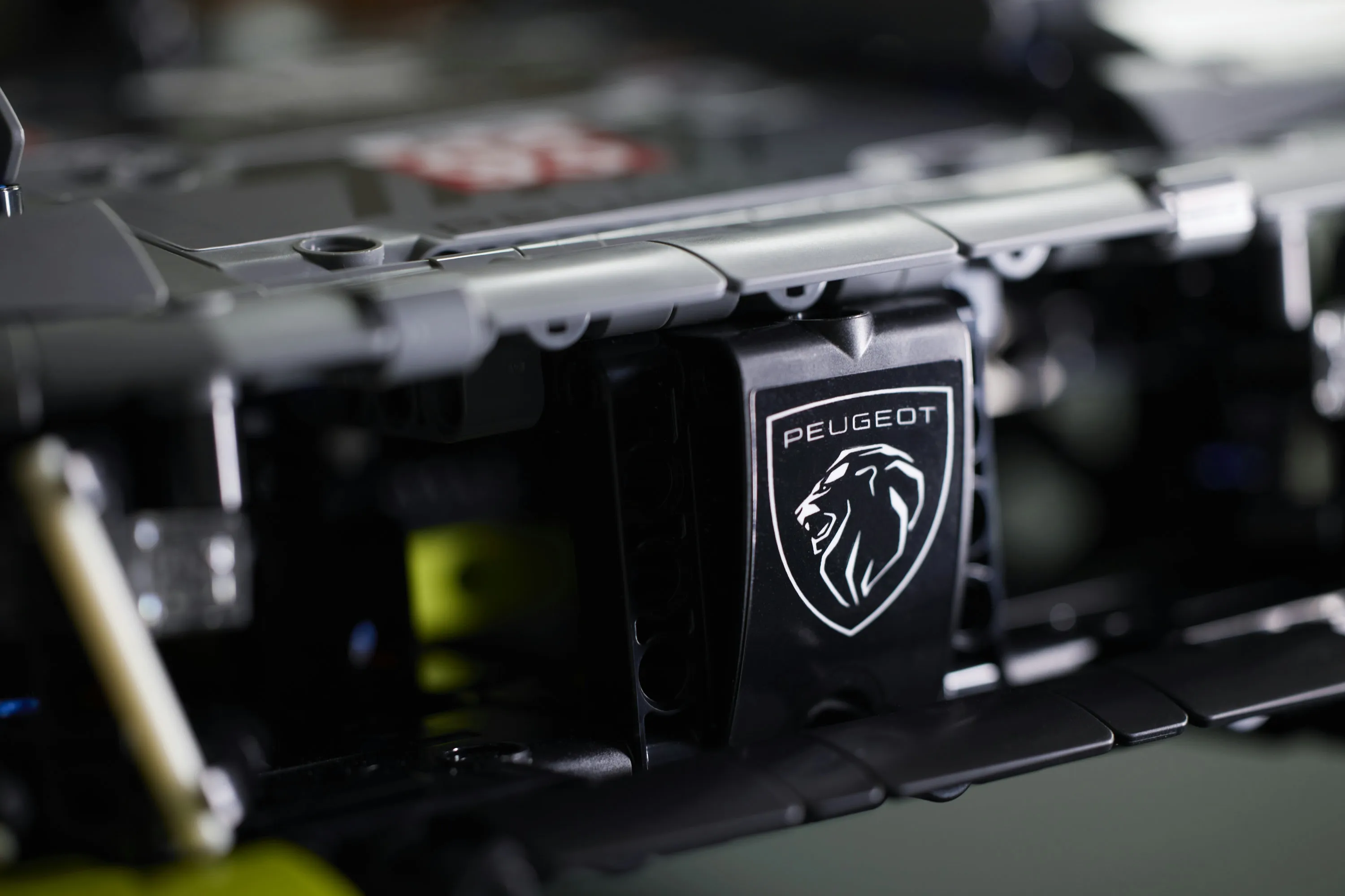 LEGO Technic Peugeot 9X8 24H Le Mans Hybrid Hypercar 42156