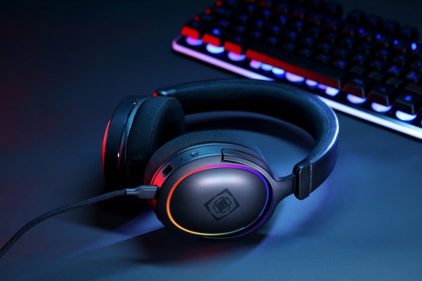 Deltaco Gaming DH430. 7.1 Surround RGB USB -pelikuulokkeet mikrofonilla, musta
