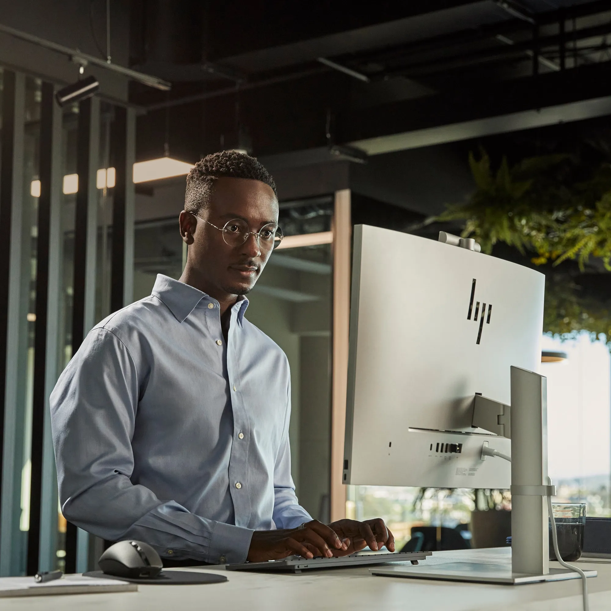 HP EliteOne 870 G9 i7-14700, 32 Gt, 512 Gt, Win 11 Pro All-in-one -p&ouml;yt&auml;kone, hopea